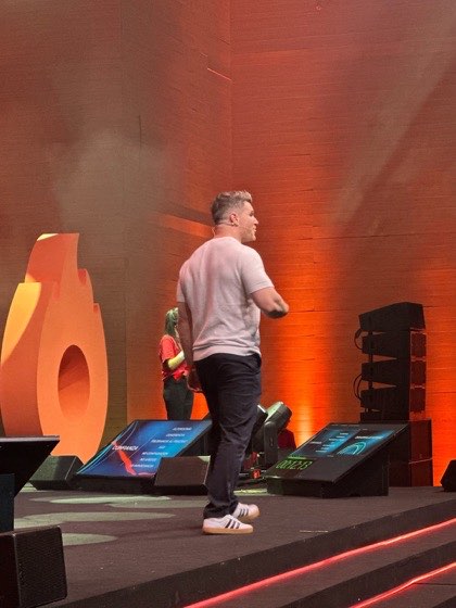 David Marchante en el escenario de Hotmart FIRE 2024