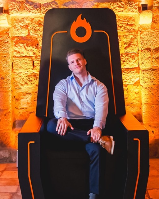 David Marchante en el trono de Hotmart durante Hotmart Galaxy 2025